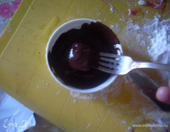 Обмакивала квадратики из нуги в растопленный на водяной бане шоколад и выкладывала на фольгу застывать.