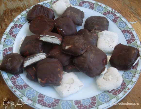 Получились вкусные конфетки с нежной нугой (из этого количества их получается много, можно часть нуги использовать на другие цели, я например задумываюсь еще о семифредо с нугой).