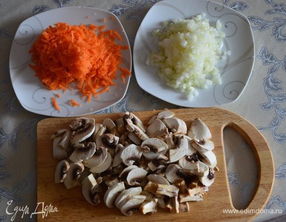 Грибы, лук и морковь очистить, порезать.Морковь натереть на крупной терке