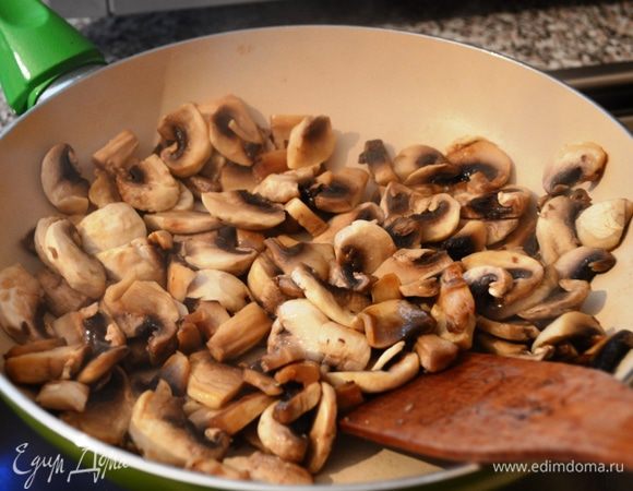 Грибы обжариваем на растительном масле пока не выпарится жидкость