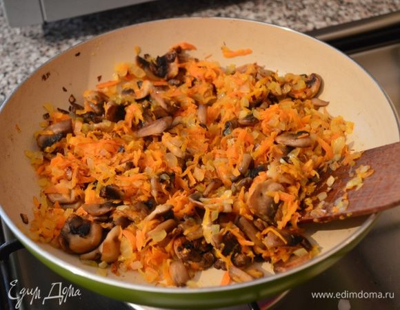 Затем  добавляем морковь и измельченный лук, обжарить все вместе до золотистого цвета. 
(В куриный бульон добавить соль по вкусу и лавровый лист, всыпать гречку, варить до её готовности. Мясо курицы можно отделить от костей, порезать кусочками, вернуть в бульон)