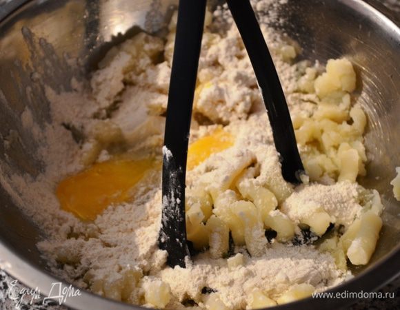  В картофельное пюре добавить соль, муку и яйцо, размешать, должно получится густое тесто, но такое чтобы его можно было брать ложкой