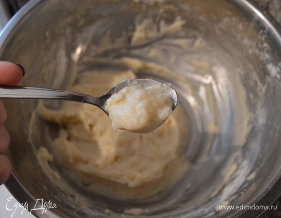 С помощью чайной ложечки формируем клёцки и опускаем их в бульон, помешать.
Как только клецки всплывут добавить обжаренные грибы с овощами и нарубленную зелень, перемешать, дать закипеть, варить еще минуты 3-4, пока клёцки не окрепнут.