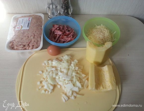 Подготавливаем продукты: колбасу режем соломкой, сыр натираем на крупной терке, лук режем кубиком.