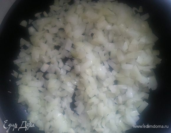 Пассируем лук на небольшом количестве масла