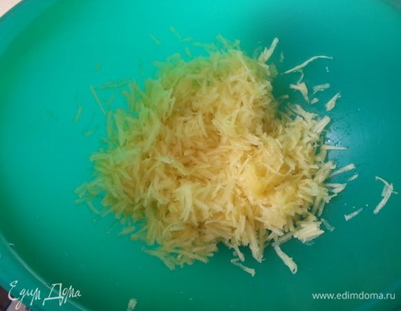 Трем кабачок на терке, можно измельчить в комбайне. Сок, если он появился, необходимо отжать.