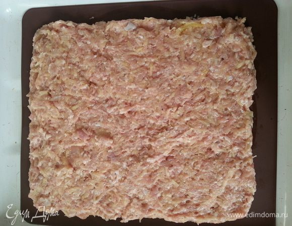 Замешиваем фарш: рубленая курица, кабачок, 1 белок, соль, специи. Выкладываем фар на силиконовый коврик или пергамент слоев 1,5 см. Отправляем в разогретую до 180 С  духовку на 10 минут.