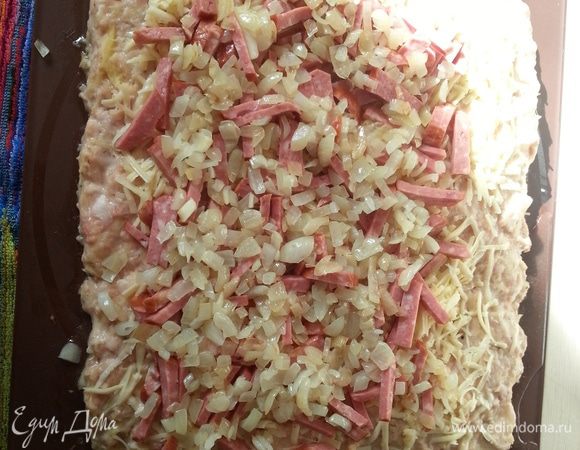 Выкладываем начинку, не доходя до края несколько сантиметров: сыр, колбаса, лук.