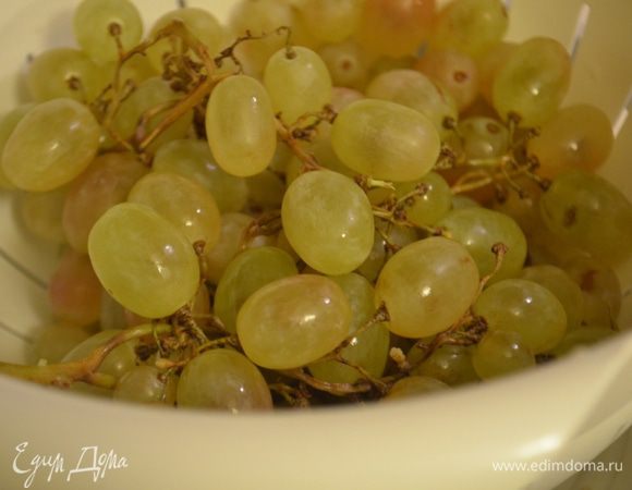 Виноград помыть, обсушить, разрезать на половинки и достать косточки.