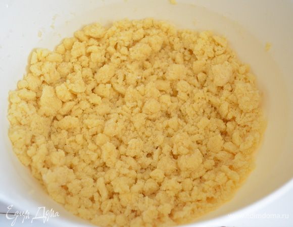 В миске смешать масло, муку и сахар и руками растереть в крошку.
