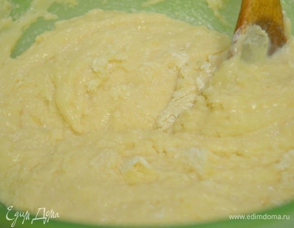 Просеять муку с разрыхлителем, добавить соль, сахар, яйцо, растительное масло, ром, молоко и перемешать.
