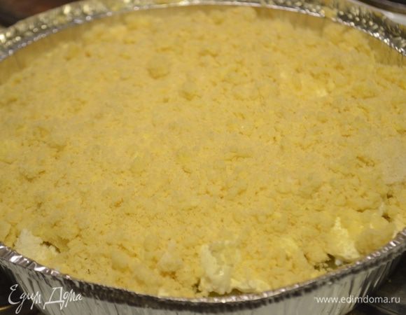 Выложить тесто в разъемную форму для выпечки, смазанную маслом (20-22 см).
