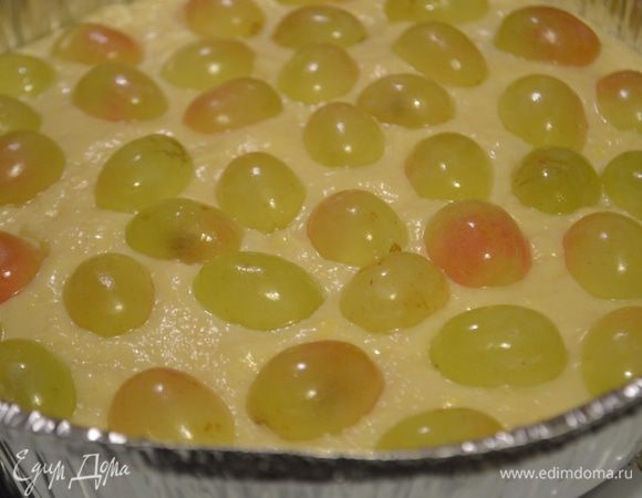 Сверху раскладываем половинки винограда.
