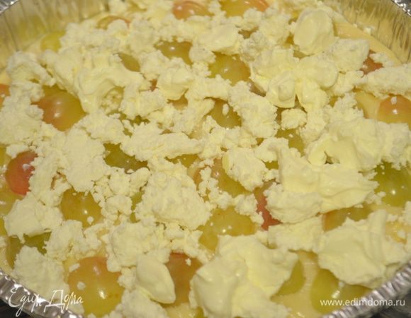 На виноград кладем кусочки рикотты.
