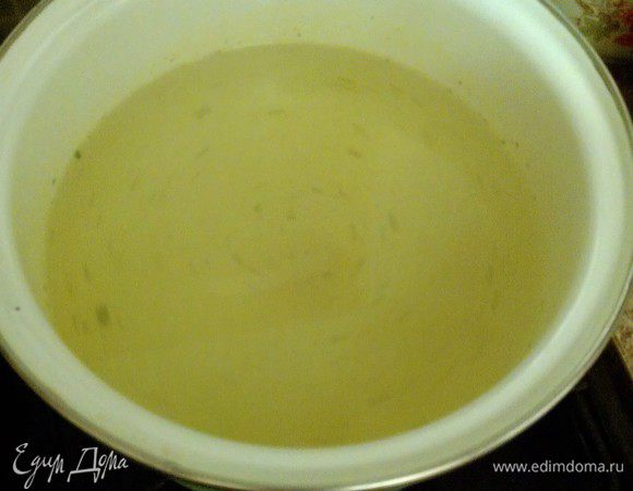 Варим куриный бульон (очень удобно, если вы варили курицу, к примеру, для салата, а бульон остался, не выливать же =)). На крайний случай очень хорошо пойдет и куриный кубик.