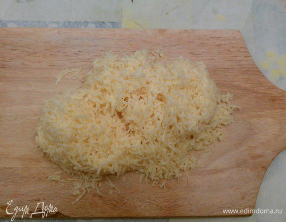 Шампиньоны достаем из банки. Если цельные, то можно порезать на 4 части. Если нет, то так кладем в кастрюлю. Туда же режем оставшуюся луковицу.
Продолжаем варить.