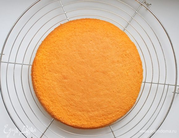 Бисквит:
Яйца смешать с сахаром и теплой водой, взбить миксером до пышной и светлой массы (10-15 мин.), аккуратно добавить просеянную через сито муку, перемешать,делая ложкой движения от края к середине. Форму для бисквита смазать сливочным маслом, слегка припылить мукой и влить тесто. Поставить в холодную духовку, выставить температуру 180 градусов. Выпекать около 35-40 мин.