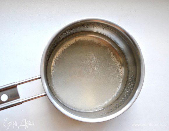 Пропитка:
Сахар с водой смешать в кастрюле, довести сироп до кипения, постоянно помешивая. Сироп охладить до комнатной температуры, затем можно добавить немного алкоголя.