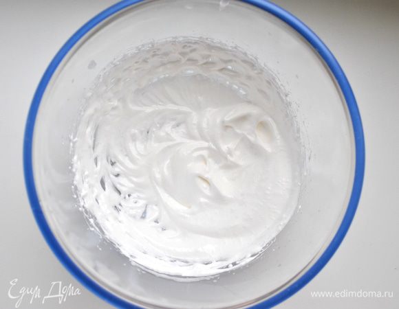 - 400 мл сливок взбить до устойчивых пиков, убрать в холодильник до использования
- белый слой: белок отделить от желтка и взбить с щепоткой соли до устойчивых пиков, постепенно добавляя сахар. Добавить желток, взбить миксером около 30 секунд