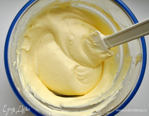 - шоколад растопить на водяной бане или в микроволновке. В теплый шоколад добавить предварительно замоченный желатин и хорошо перемешать, затем добавить в яичную массу. Добавить маскарпоне, перемешать до однородности, добавить половину (200 мл) взбитых сливок. Выложить крем на корж в разъемной форме и убрать в холодильник на минут 30-40