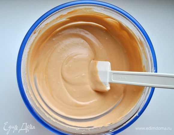 Сделать то же самое с молочным слоем, затем выложить на белый слой и убрать в холодильник минимум на 3 часа.