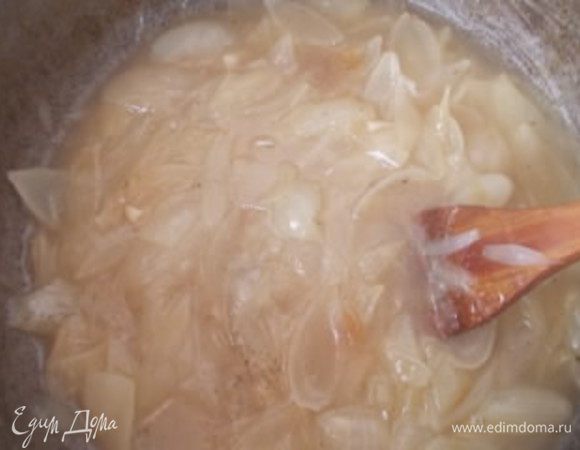 Затем выливаем вино, солим, добавляем сахар и тимьян и ставим тушить на небольшой огонь.