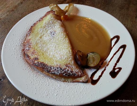 <font style="vertical-align: inherit;"><font style="vertical-align: inherit;">Выкладываем блинчик, сложенный пополам, на тарелку. </font><font style="vertical-align: inherit;">Рядом выкладываем яблочный мусс. </font><font style="vertical-align: inherit;">Украшаем ягодами и сахарной пудрой. </font><font style="vertical-align: inherit;">Украшаем шоколадным соусом по желанию.</font></font>