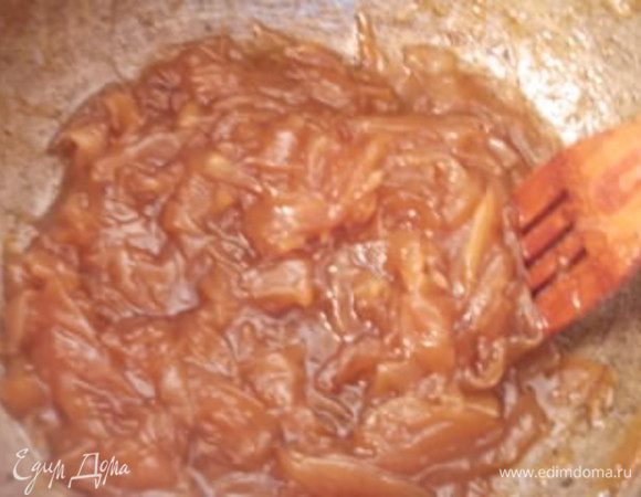 Когда вино выпарится, при постоянном помешивании доводим наш конфитюр до густого состояния. Он должен стать темным и тягучим. 