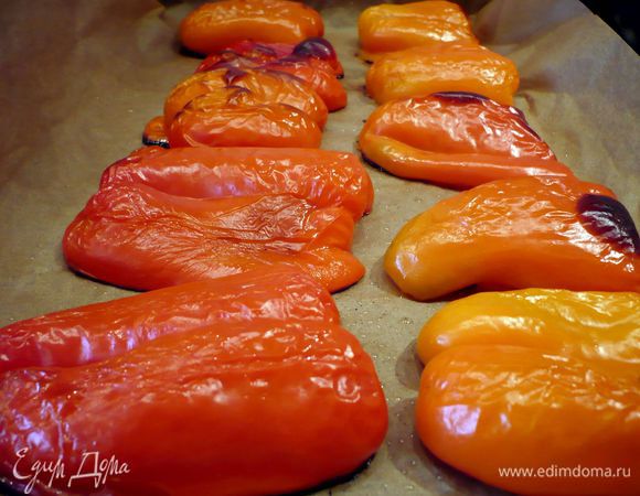 Разогреем духовку до режима гриль. Перцы освободим от семян и плодоножки, разрезав их на половинки. Уложим на выложенный пекарской бумагой противень внешней стороной вверх и смажем кожицу оливковым маслом. Отправим в духовку минут на пять, пока кожица не начнет пузыриться и не покоричневеет. Достанем перцы, температуру в духовке снизим до 180 градусов. Слегка дадим перцам остыть и снимем с них кожицу. Перцы порежем мелким кубиком, можно из нескольких кусочков перца при помощи формочек для печенья вырезать фигурки для украшения верха торта.