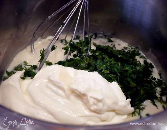 Теперь приготовим начинку из шпината. Шпинат зальем кипящей водой, в сотейнике растопим сливочное масло, добавим муку, перемешаем до однородности и сразу зальем молоком и, постоянно помешивая, дадим на маленьком огне покипеть соосу, пока он не загустеет. Снимем с огня, добавим хорошо отжатый шпинат, рикотту, зелень, соль и перец. Перемешаем.