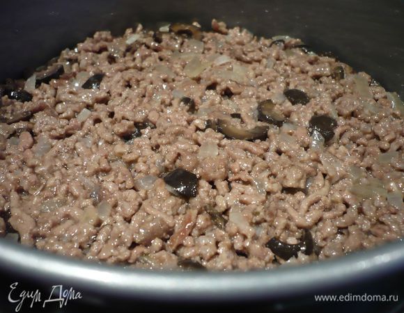 Теперь выкладываем начинку мясную, сверху снова кладем блинчик и приминаем руками.