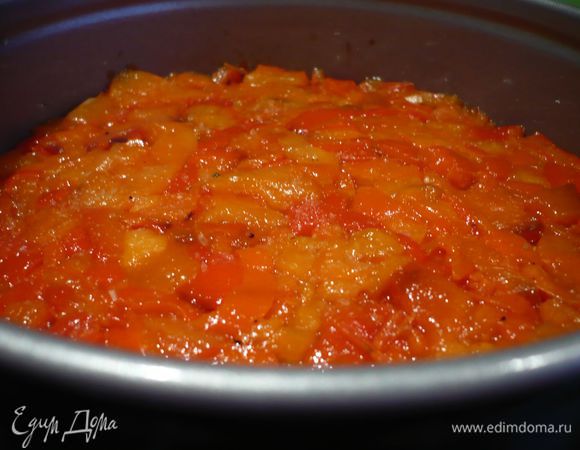 Настала очередь начинки из перца, выкладываем ее и присыпаем немного солью и перцем. Снова кладем блинчик и приминаем аккуратно руками. И так поступаем со всеми оставшимися блинчиками и начинкой, завершаем начинкой из шпината. Сверху торт посыпаем пармезаном и ставим в духовку до зарумянивания примерно минут на 20 — 25. Украсим по желанию. 