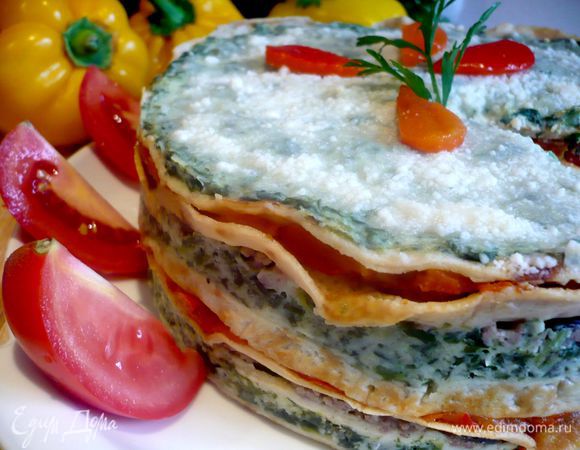 А вот и он! Если Вы решите подавать торт сразу, то нарежьте его порционно прямо в форме и только потом аккуратно снимите кольцо. Можно полностью дать ему остудиться и подавать холодным, тогда при нарезании Вам кольцо от формы не понадобится. Я оставила торт остывать на ночь и сегодня разогрела его, хотя говорят, что шпинат, как и приготовленные грибы, разогревать повторно не рекомендуется. Приятного Вам аппетита!