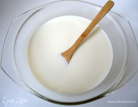 Приготовить крем. Смешать половину молока и сахар, поставить на плиту и сварить сироп. 

