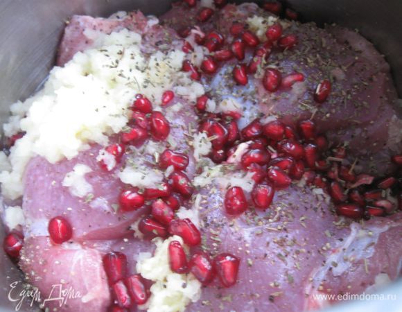 Чеснок почистить, выдавить прессом. Из граната извлечь зерна. Яблоко (кислое) почистить, натереть на мелкой терке. Бедра индейки замариновать: посолить, поперчить, добавить базилик, чеснок, яблоко, гранат (зерна  немного выдавить, чтобы выделился сок).