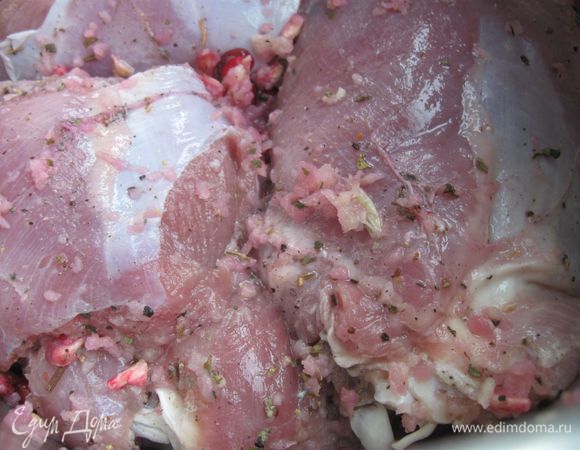 Оставить мариноваться на 1–1,5 часа, больше не требуется. Снять с индейки зерна, чеснок с помощью салфетки, они уже отслужили свое. Обмазать индейку маслом.