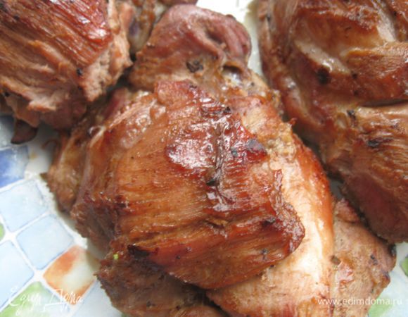 Духовку разогреть до 220 градусов, в форму добавить масло. Поместить туда бедра. Минут через 20 убавить огонь до 200 градусов. В общей сложности индейка должна находиться в духовке  примерно 45 минут. Не забывать периодически поливать образующимся соусом. Вынуть бедра из духовки, охладить, снять с кости, нарезать.