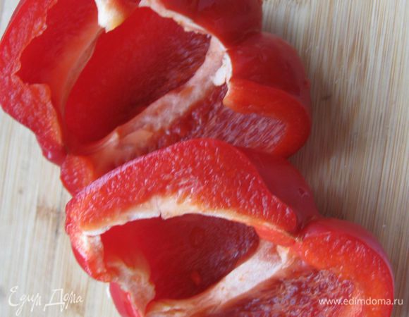 Паприку помыть, удалить плодоножку, разрезать на две части. Очистить от семян. Завернуть в фольгу. Одновременно с индейкой (на решетку) положить паприку на 30 минут. Паприку  вынуть, охладить, очистить шкурку. 