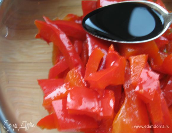 Приготовить соус. Паприку нарезать, добавить 2 ст.л. оливкового масла, бальзамический уксус, соль. Спюрировать.

