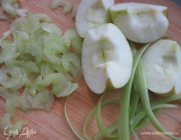 Приготовить быстрый, полезный салат. Количество приведенных овощей и других ингредиентов для салата дано на 1 -2 порции. Стебель сельдерея и яблоко почистить, порезать мелко. 

