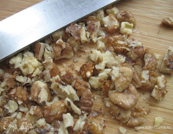 Орехи размять немного тыльной стороной ножа. Выдавить из лимона сок. 

