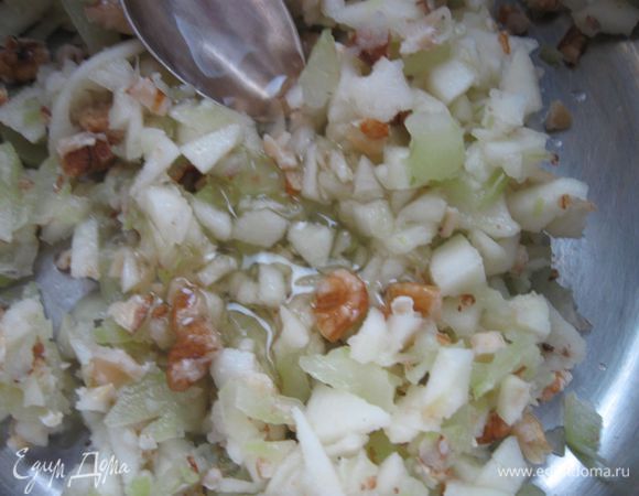 Смешать орехи, стебель сельдерея, яблоко, лимонный сок, мед, немного порезанных листиков сельдерея, посолить.

