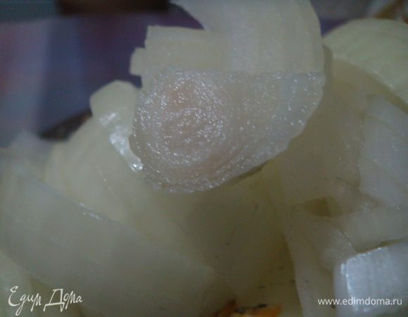 Лук нарезать.