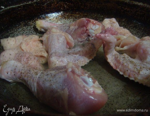 Разделать её на кусочки, посолить, поперчить, отправить на сковороду.