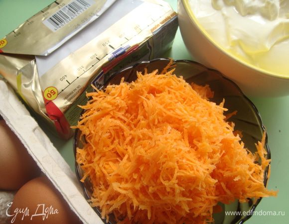 Подготовить ингредиенты. Маскарпоне, сливочное масло, яйца должны быть с утра оставлены в тепле,или с ночи. В общем они должны быть обязательно мягкой консистенции, комнатной температуры. Морковь заранее натереть на мелкой терке, можно добавить лимонную цедру, если детки любят.