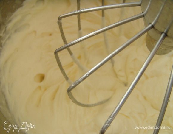 Ввести по одному яйца, взбить в пышную массу.