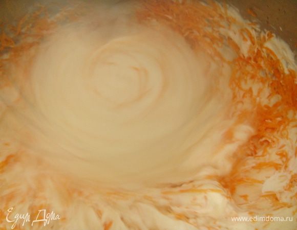 Ввести морковь, муку, разрыхлитель, перемешать.