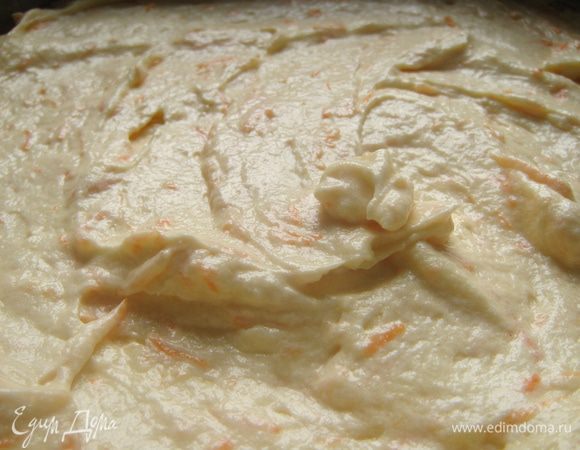 Выложить тесто в форму, смазанную сливочным маслом и обсыпанную мукой. Разровнять.