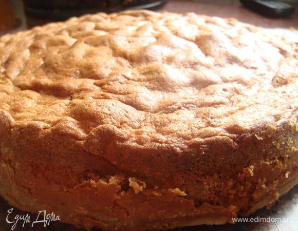 Испечь корж в разогретой до 180С духовке, (30-35 мин.) до готовности. По аналогии испечь также второй корж. Если у вас форма маленькая(у меня 26 см Ø), и если гостей/детей будет не так много, то вам хватит и одного объема теста. + крем, и торт будет готов!