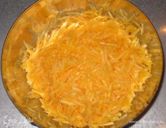 Тыкву натрите на крупной терке.
